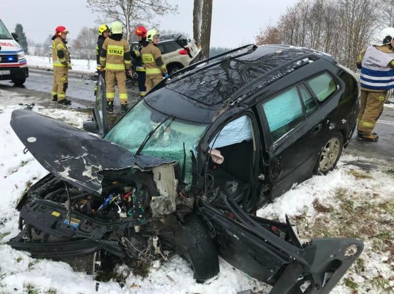 Czołowe  zderzenie. Obaj kierujący odnieśli obrażenia i zostali przetransportowani do szpitali
