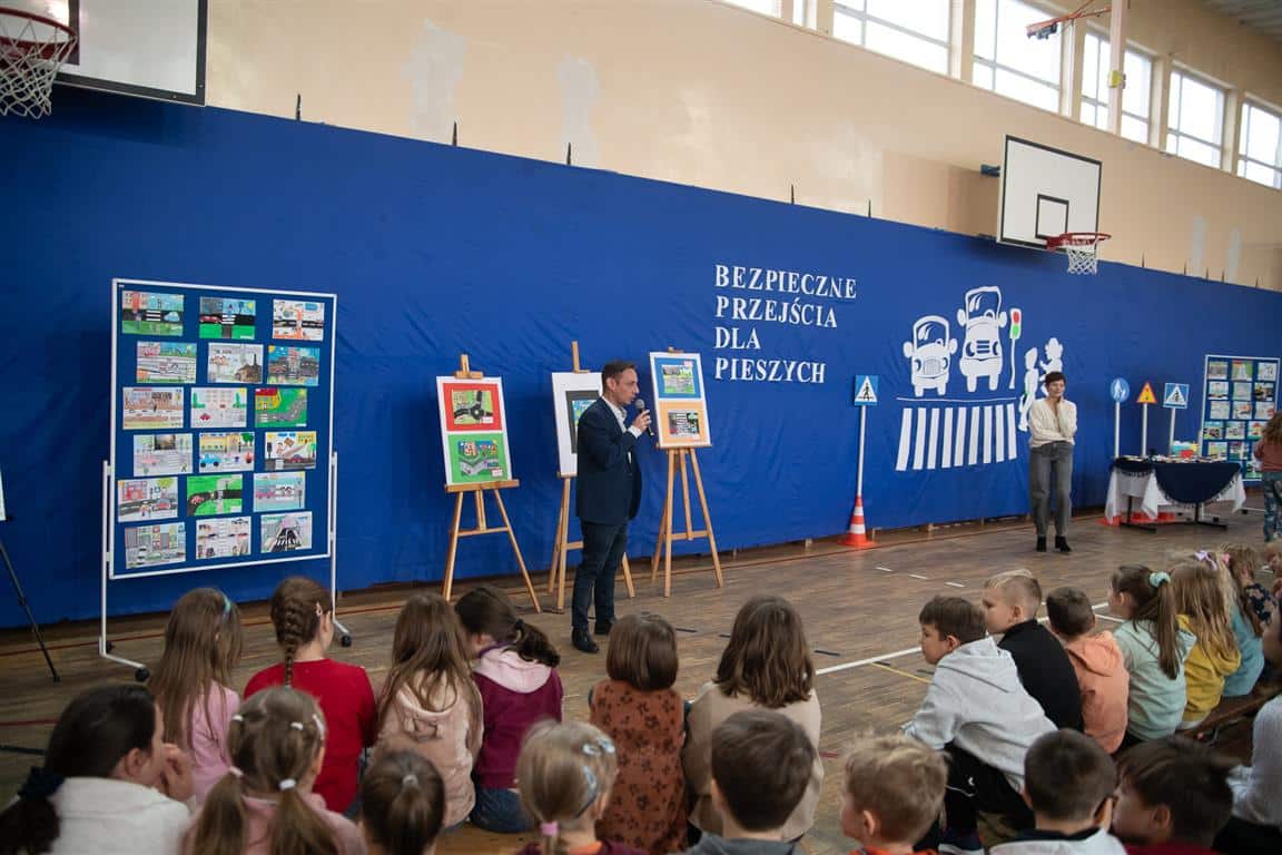 Kolejne cztery przejścia dla pieszych zostaną oświetlone za rządowe pieniądze. Trwa kampania edukacyjna w szkołach Olsztyn, Wiadomości, zShowcase