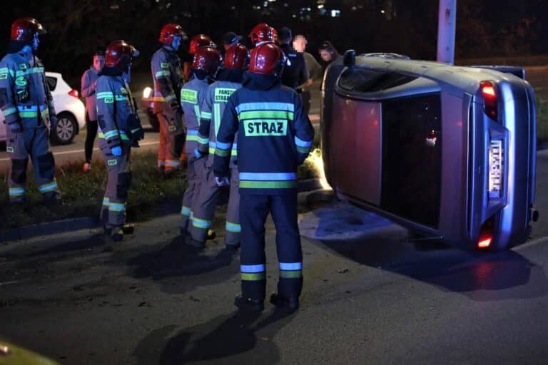 Dachowanie samochodu niedaleko KFC w Olsztynie