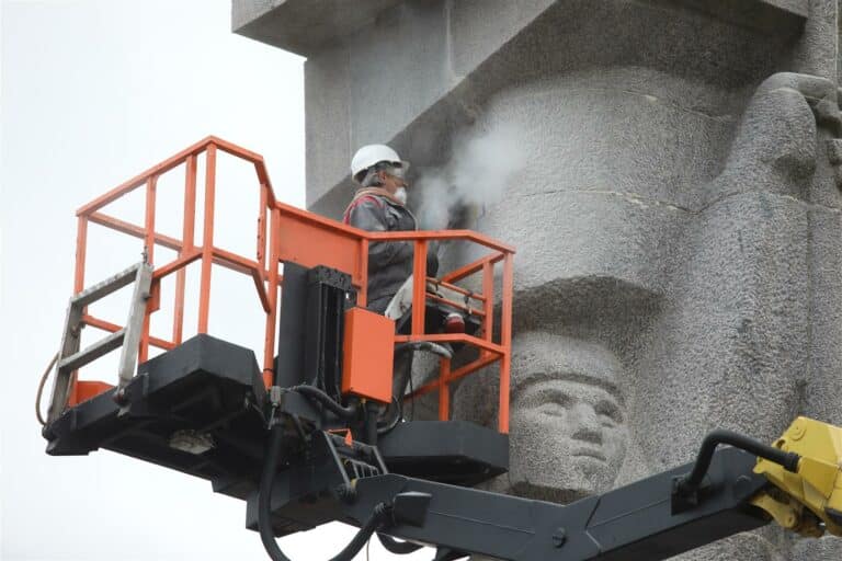 Znak sierpa i młota skuty z szubienic
