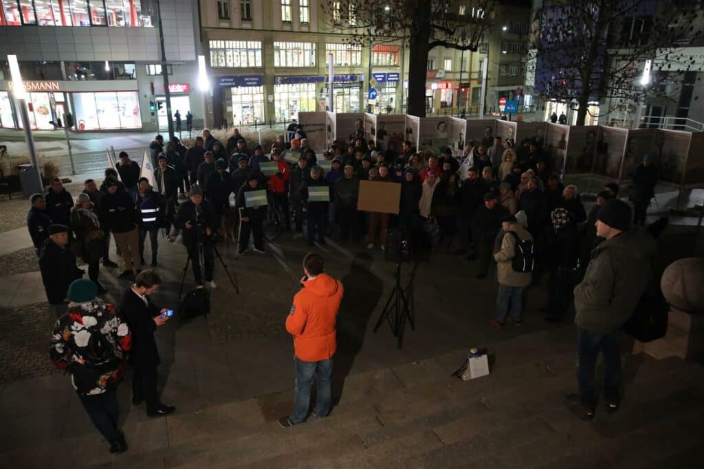 Une autre manifestation devant la mairie d'Olsztyn.  Les syndicats, les coopératives et les militants de l'OPZZ ne sont pas d'accord avec la politique de la ville, manifestation à Olsztyn, Actualités