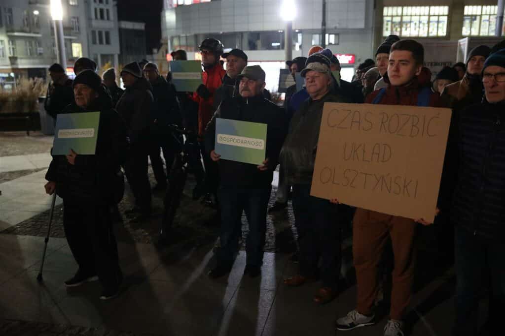 Kolejny protest pod olsztyńskim ratuszem. Związkowcy, spółdzielcy i działacze OPZZ nie zgadzają się z polityką miasta protest Olsztyn, Wiadomości