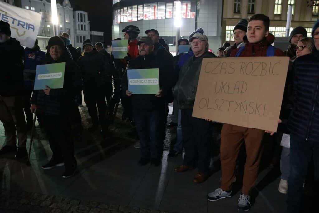 Une autre manifestation devant la mairie d'Olsztyn.  Les syndicats, les coopératives et les militants de l'OPZZ ne sont pas d'accord avec la politique de la ville, manifestation à Olsztyn, Actualités