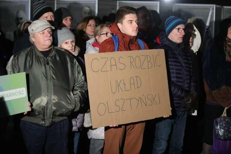 Kolejny protest pod olsztyńskim ratuszem. Związkowcy, sp&oacute;łdzielcy i działacze OPZZ nie zgadzają się z polityką miasta