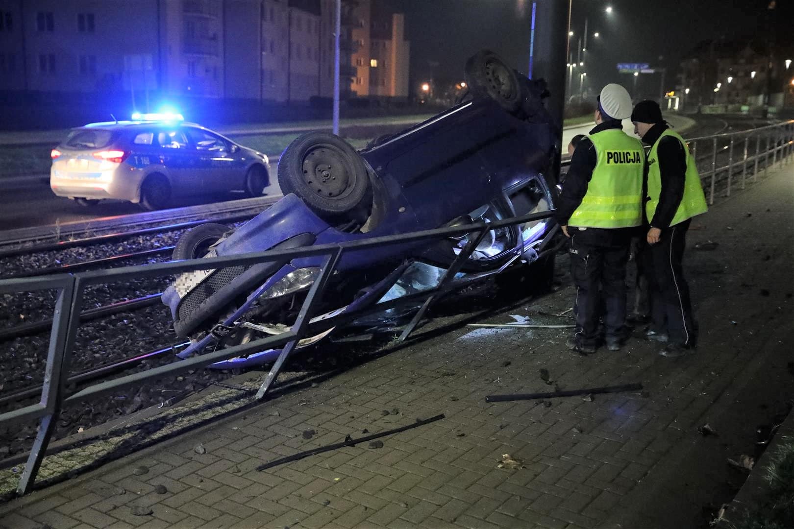 Szalona jazda na ul. Witosa. Dachował na torowisku i uciekł wypadek Olsztyn, Wiadomości