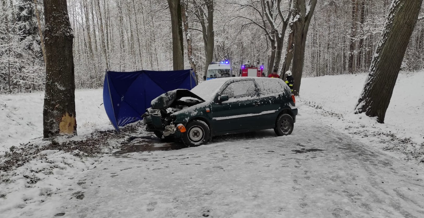Kierujący pojazdem osobowym na łuku drogi uderzył w drzewo ponosząc śmierć nas miejscu wypadek Olsztyn, Wiadomości