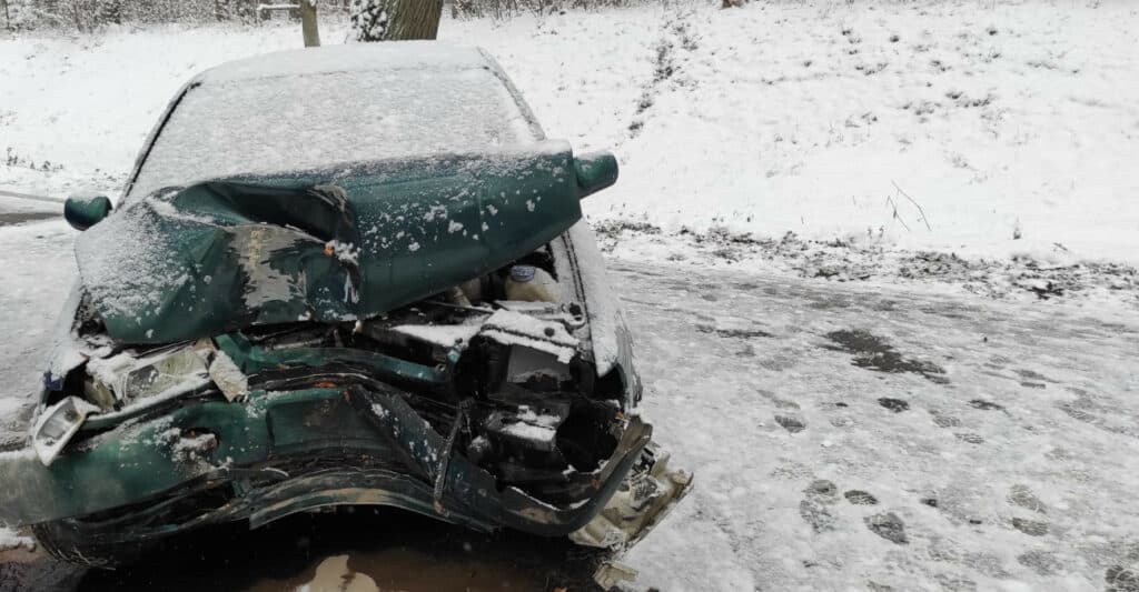 Kierujący pojazdem osobowym na łuku drogi uderzył w drzewo ponosząc śmierć nas miejscu wypadek Olsztyn, Wiadomości