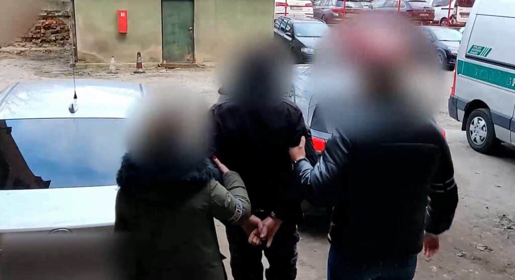 Olsztyńscy policjanci zatrzymali złodziei samochodów, gdy w "dziupli" rozbierali auto kradzież Olsztyn, Wiadomości