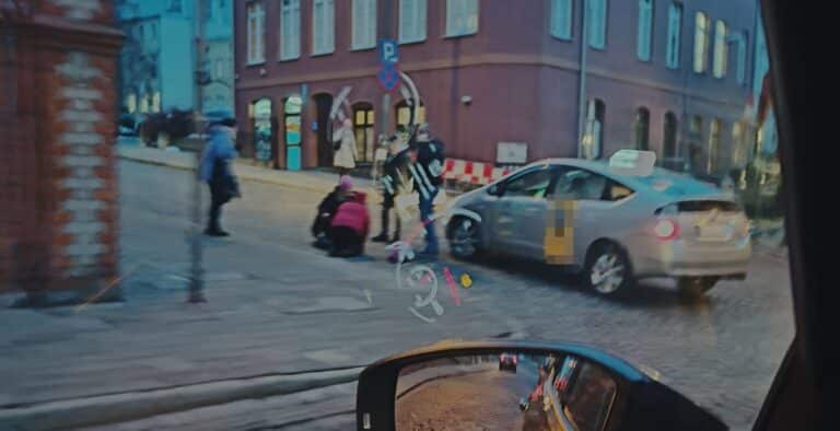 Trzeźwy kierowca taks&oacute;wki potrącił kobietę pod piekarnią niedaleko ratusza