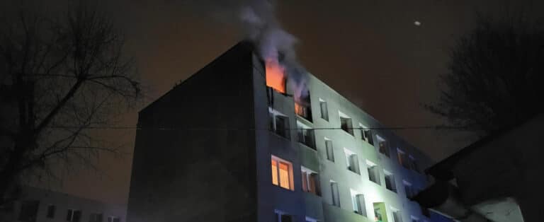 39-latek uciekł z płonącego mieszkania wyskakując z czwartego piętra