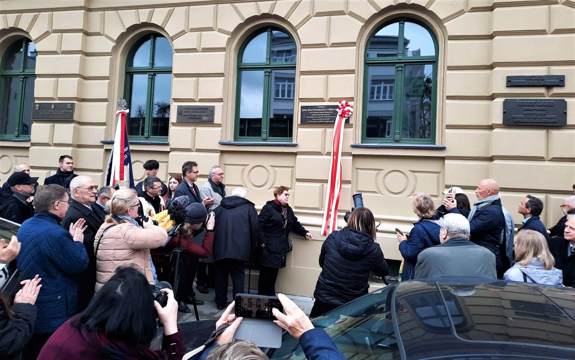 Tablica poświęcona Janowi Baczewskiemu na Domu Polskim Olsztyn, Wiadomości, zPAP