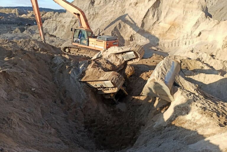 Nie żyje pracownik. Ogromna ilość piasku zasypała koparkę pod Biskupcem