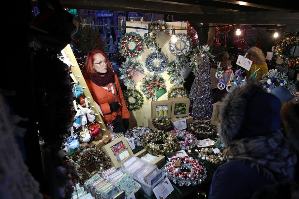 Ile osób przyszło? Na olsztyńskiej starówce trwa świąteczny kiermasz. Wieczorem koncert kultura Olsztyn, Wiadomości