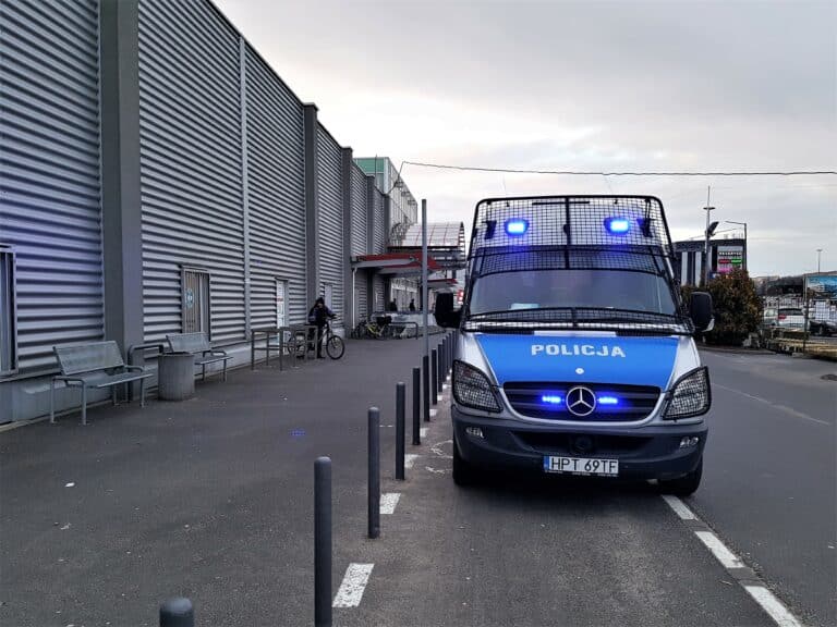 Dziadek przy Auchan uczył wnuka jeździć. 17-latek odpowie przed sądem za jazdę bez uprawnień
