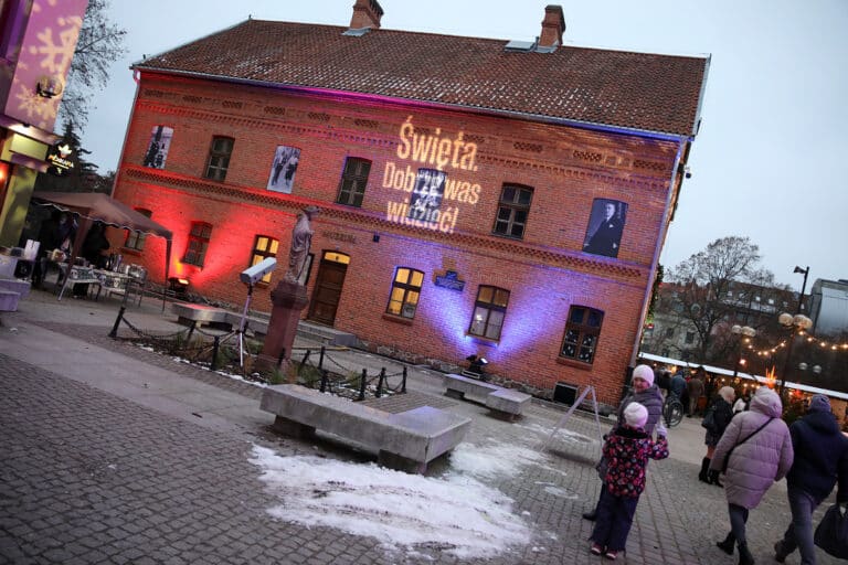 Ile os&oacute;b przyszło? Na olsztyńskiej star&oacute;wce trwa świąteczny kiermasz. Wieczorem koncert