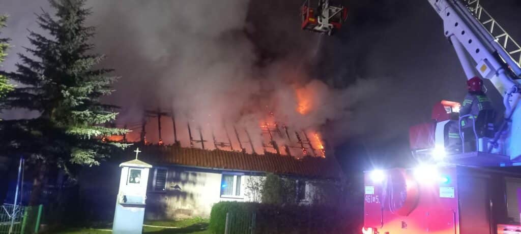 W nocy spalił się dach budynku, w którym mieszkało sześć rodzin pożar Iława, Wiadomości
