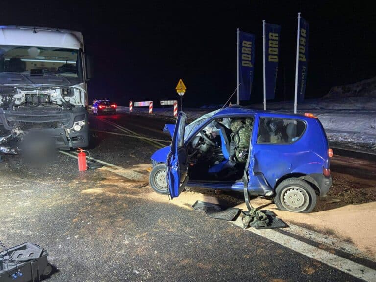 Zderzenie czołowe fiata z samochodem ciężarowym