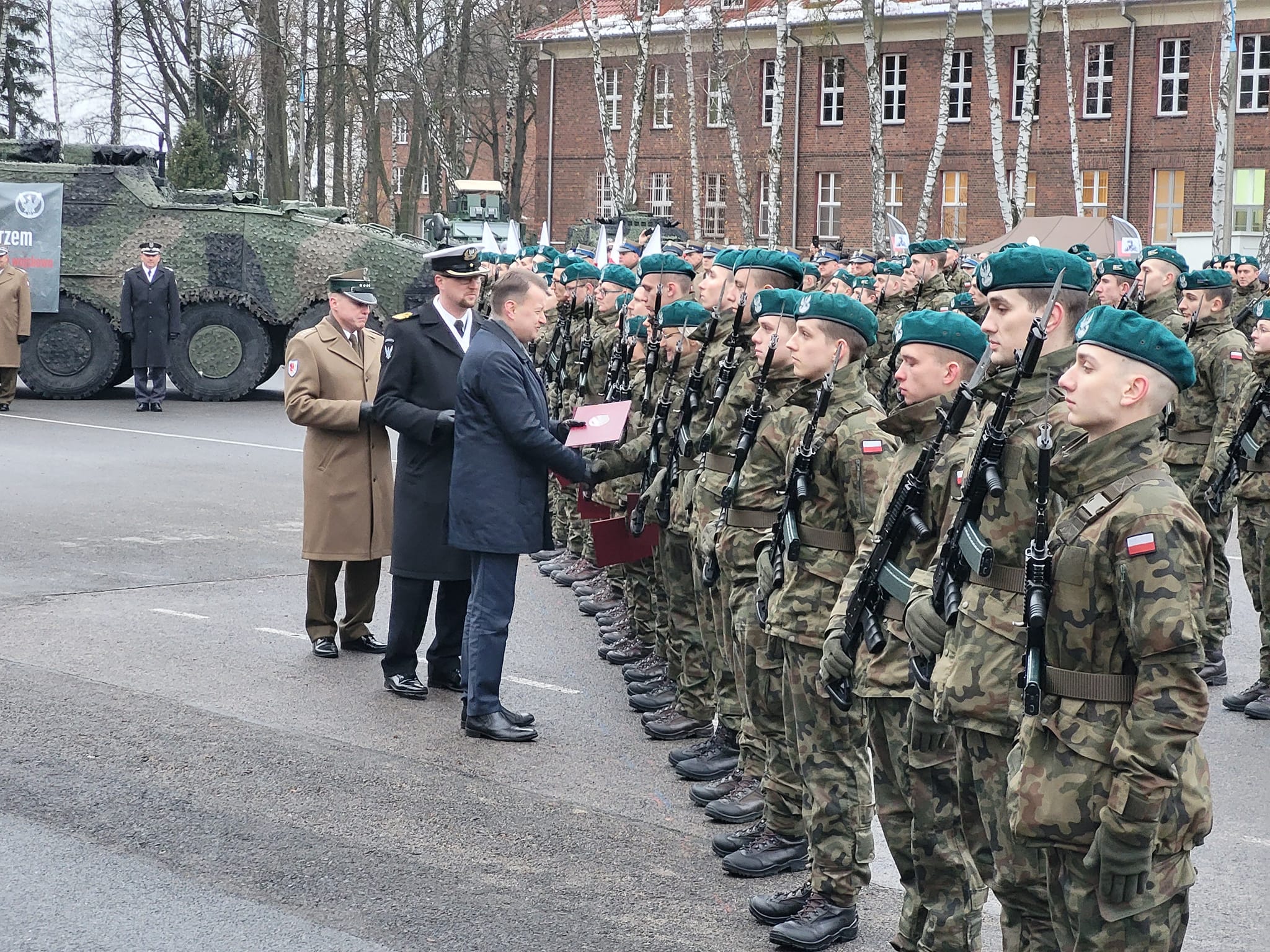 Ponad 400 żołnierzy dobrowolnej, zasadniczej służby wojskowej złożyło przysięgę w Olsztynie wojsko Olsztyn, Wiadomości, zShowcase