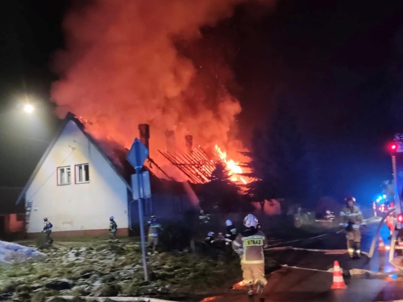 W nocy spalił się dach budynku, w którym mieszkało sześć rodzin pożar Olsztyn, Wiadomości, zShowcase