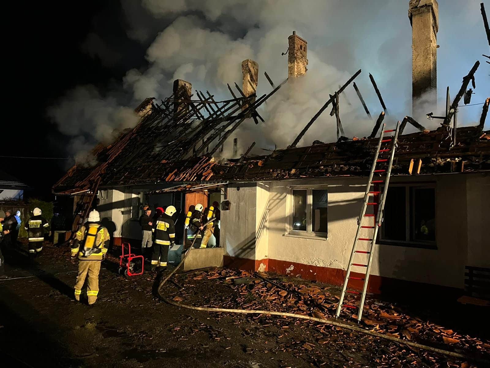 Dach nad głową straciło sześć rodzin ze wsi Szeplerzyzny, budynek nie był ubezpieczony pożar Nidzica, Wiadomości