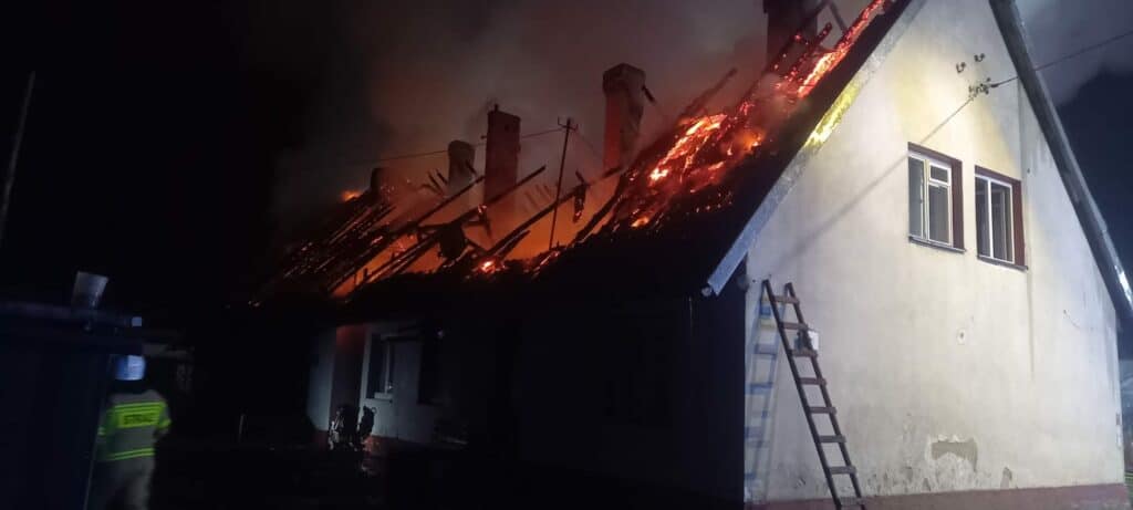 W nocy spalił się dach budynku, w którym mieszkało sześć rodzin pożar Iława, Wiadomości