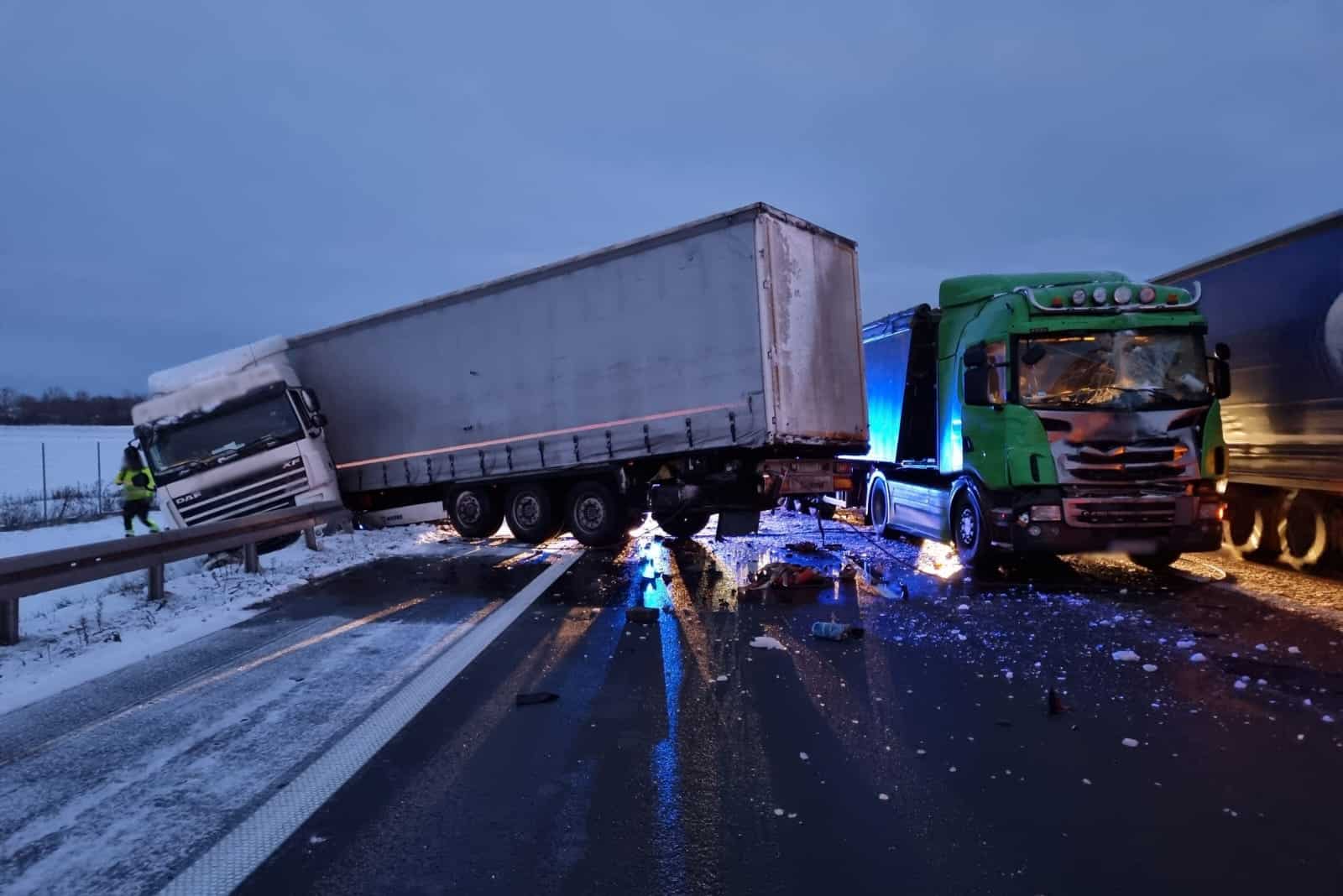 Jezdnia jest całkowicie zablokowana. Na drodze S7 doszło do kolizji 2 pojazdów ciężarowych ruch drogowy Wiadomości, zPAP