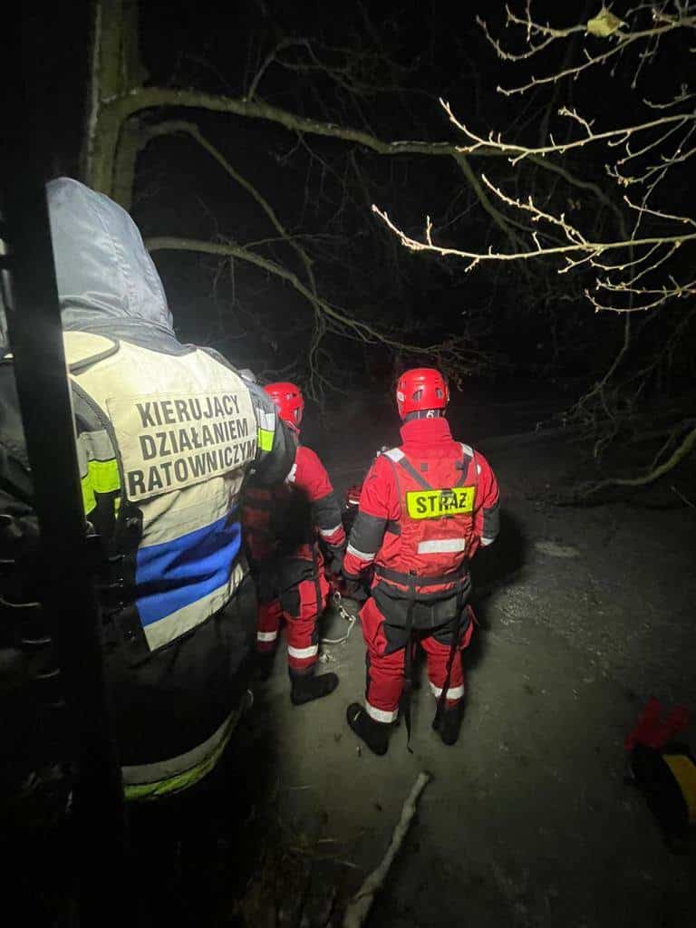 Kolejna tragedia? Na cienki i kruchy lód wszedł 63-letni mężczyzna, który chciał łowić ryby utonięcie Ostróda, Wiadomości