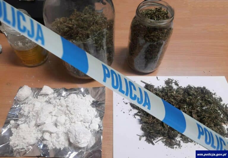 Prokurator zastosował policyjny dozór. Posiadał narkotyki i amunicję