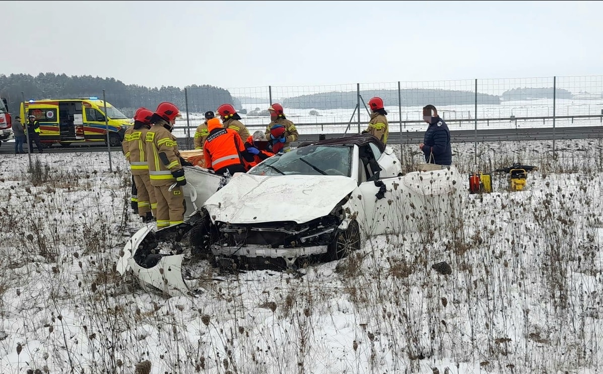 Fatalny finał wyprzedzania. Dachowanie Mercedesa na S7 wypadek Działdowo, Wiadomości