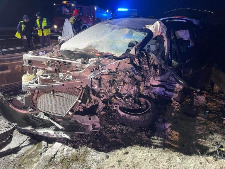 Bardzo poważny wypadek na DK 16 z udziałem dw&oacute;ch samochod&oacute;w osobowych