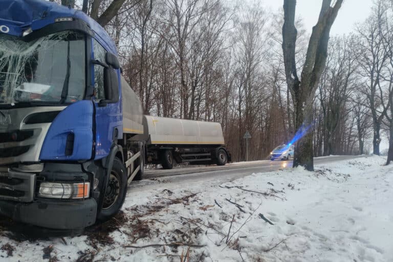 Warmińsko-mazurskie. Lód na drogach, śliskie chodniki, wiele kolizji