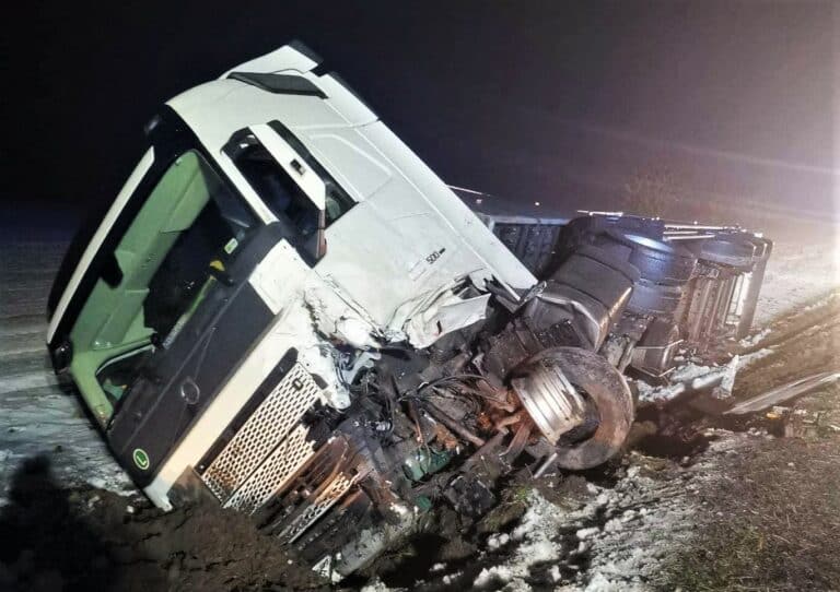 Zamknięta DK 16. Po wypadku wyciągany tir z rowu