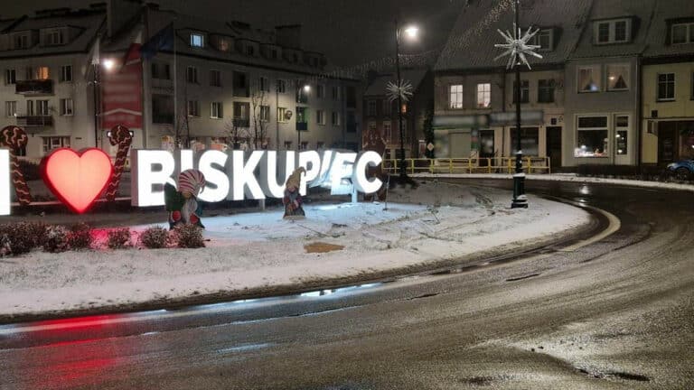 25-letnia matka na &bdquo;bani&rdquo; wjechała autem w baner &bdquo;Biskupiec&rdquo;. Podr&oacute;żowała z 3-letnim synkiem