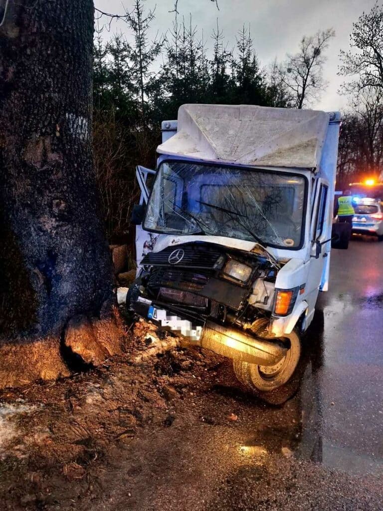 60-letni kierowca busa chcąc uniknąć zderzenia ze zwierzyną leśną uderzył w przydrożne drzewo wypadek Kętrzyn, Wiadomości