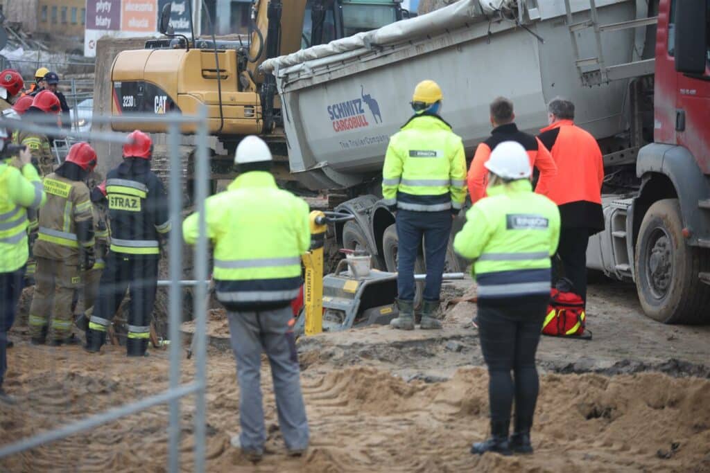 Wypadek na budowie linii tramwajowej. Trwa akcja ratunkowa [AKTUALIZACJA] tramwaje Olsztyn, Wiadomości