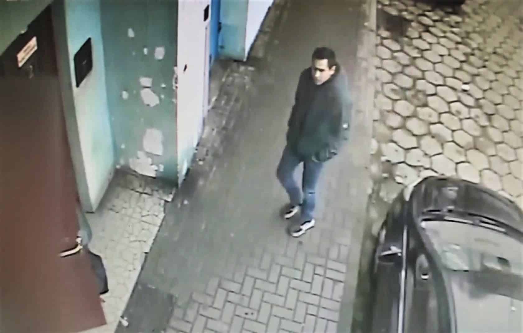 Grasuje na terenie Olsztyna! Ten mężczyzna atakuje samotne kobiety na klatkach schodowych kradzież Olsztyn, Wiadomości, zShowcase
