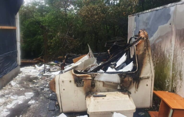 Śmiertelna pułapka. Cezary G. podłożył i podpalił worek z brykietem pod przyczepą, w której była kobieta