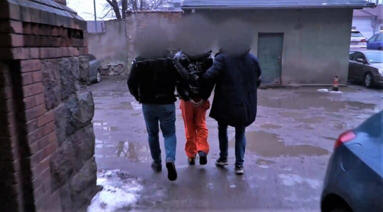 Sąsiedzi są w szoku po tym, co zobaczyli. Policja weszła do mieszkania 23-latka z Olsztyna