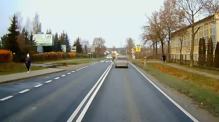 Publikujemy to nagranie ku przestrodze. Dziwne zachowanie kierującej na pasach