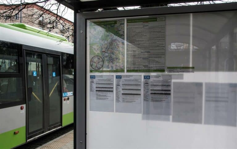 Rozpoczęła się wymiana części przystankowych wiat