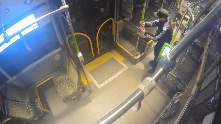 M&oacute;gł zrobić karierę w MMA? Łokciem spowodował spore straty materialne w olsztyńskim autobusie