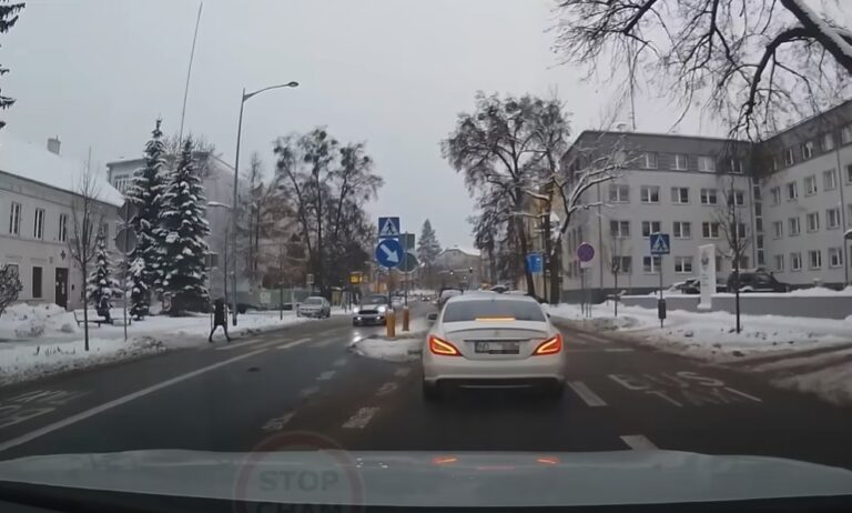 W Olsztynie kierowca volvo omal nie przejechał pieszej na pasach. Wszystko działo się pod komendą policji