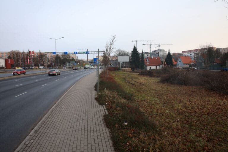 Naprzeciwko KFC powstanie wielki,  dwukondygnacyjny budynek usługowy