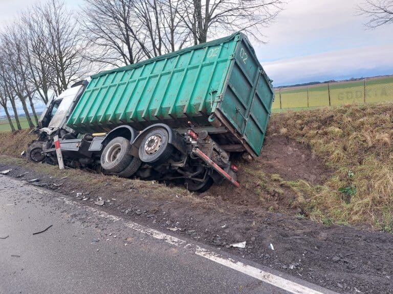 Zderzyły się: koparka, dwie ciężarówki i auto osobowe. Droga krajowa zablokowana