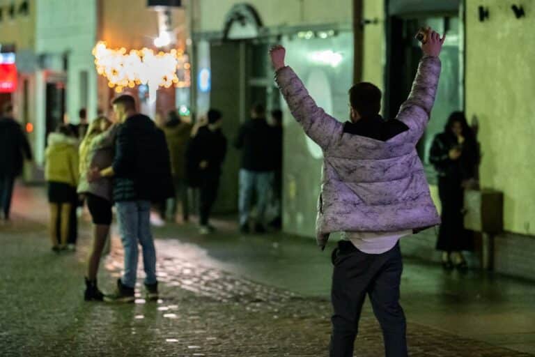 Tłumy na olsztyńskiej star&oacute;wce. Policja podsumowała Sylwestra. Czy było bezpiecznie?