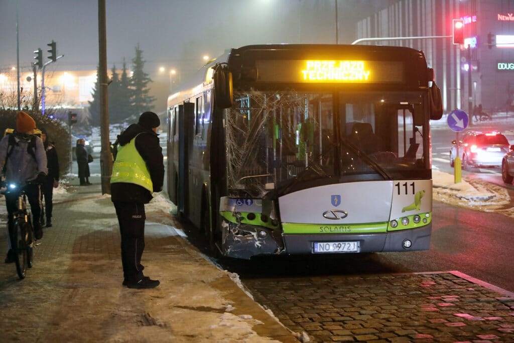 Kierująca Mercedesem wbiła się w autobus miejski pod Galerią Warmińską wypadek Olsztyn, Wiadomości
