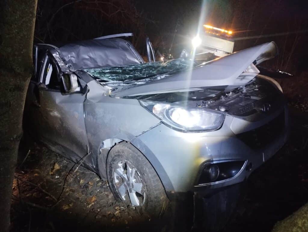 18-letni mieszkaniec Olsztyna pojazdem uderzył w drzewo. Okazało się, że miał 2 promile alkoholu wypadek Olsztyn, Szczytno, Wiadomości