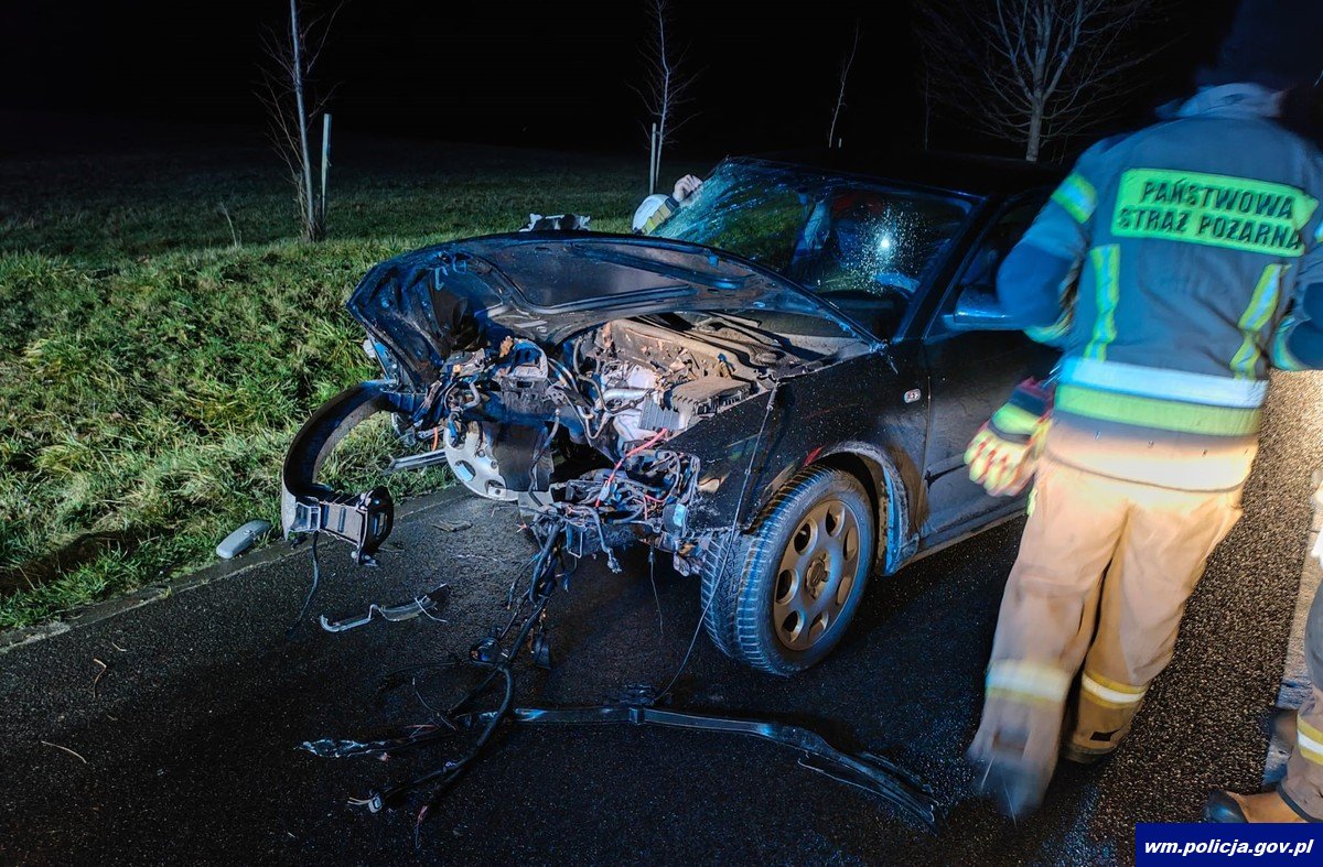 20-letni kierujący Audi, jadąc wraz z 16-letnią pasażerką uderzył w drzewo wypadek Olsztyn, Wiadomości, zShowcase