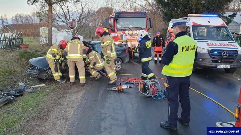 19-letni kierowca w stanie ciężkim został przetransportowany śmigłowcem LPR do szpitala w Olsztynie