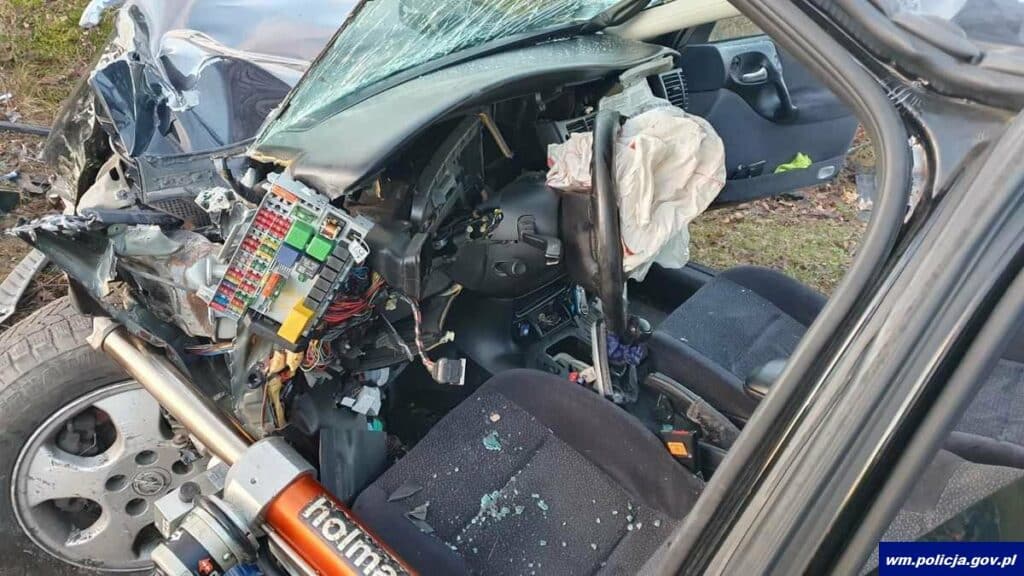 19-letni kierowca w stanie ciężkim został przetransportowany śmigłowcem LPR do szpitala w Olsztynie wypadek Nidzica, Wiadomości
